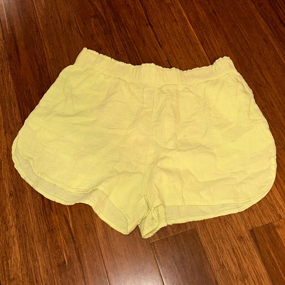 NWT UNIVERSAL THREADS LIMESAND COLOR SHORTS SZ L